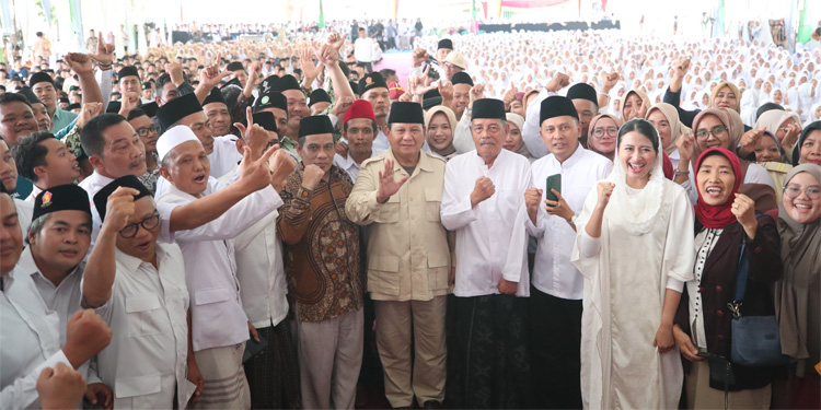 Di Depan Ribuan Santri Ponpes Sunan Drajat, Prabowo Tegas Akan Melanjutkan “Perjuangan” Jokowi